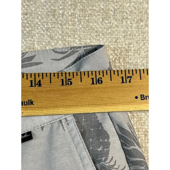 Travis Mathew Men’s 33 Gray Pineapple Print Golf Short Resort Beach Wear Casual - Picture 4 of 7